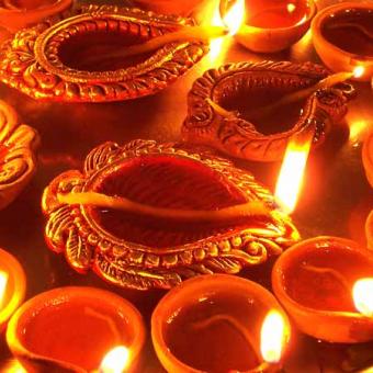https://www.indiantelevision.com/sites/default/files/styles/340x340/public/images/tv-images/2014/10/22/diwali-celebrations.jpg?itok=janz2Dyi