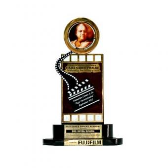 https://www.indiantelevision.com/sites/default/files/styles/340x340/public/images/tv-images/2018/06/22/The-Dadasaheb-Phalke-Award.jpg?itok=g8jQX6AP